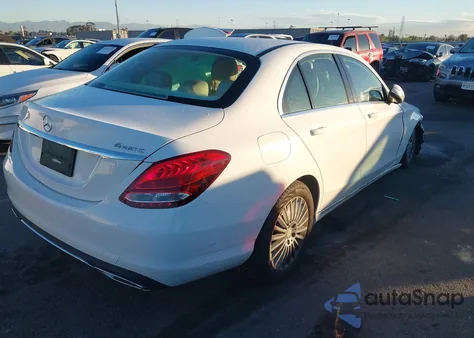2015 Mercedes-Benz C 300 Luxury 4Matic z USA, uszkodzony, nr VIN 55SWF4KB0FU042370